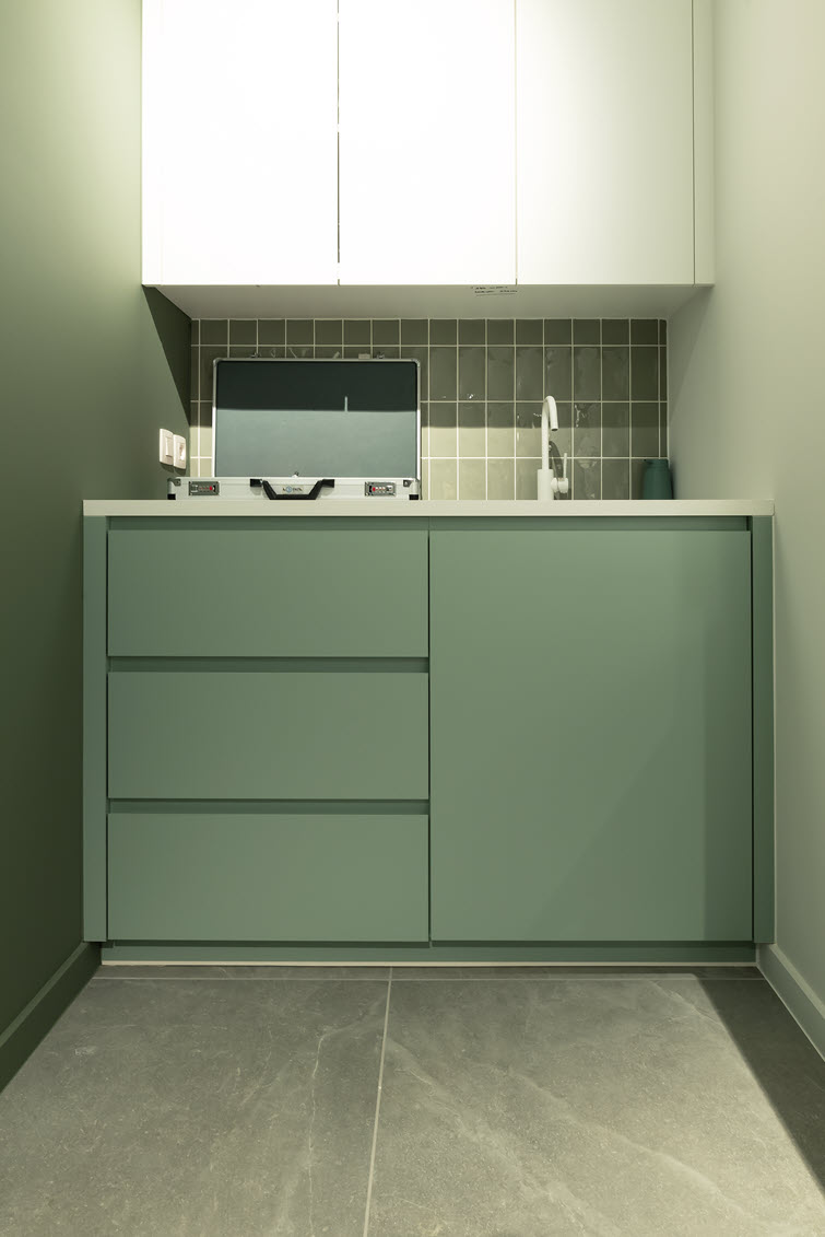 Cabinets and storage drawers in flat HPL for ultra-hygienic rooms